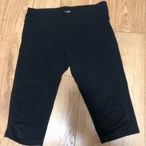 Black Calvin Klein capri leggings. Knee length.